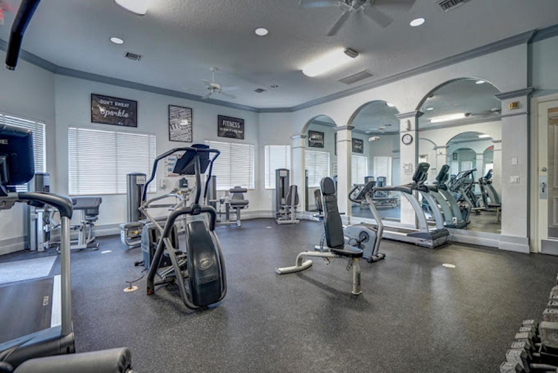 Newly Renovated Townhome With King Bed Apartment *